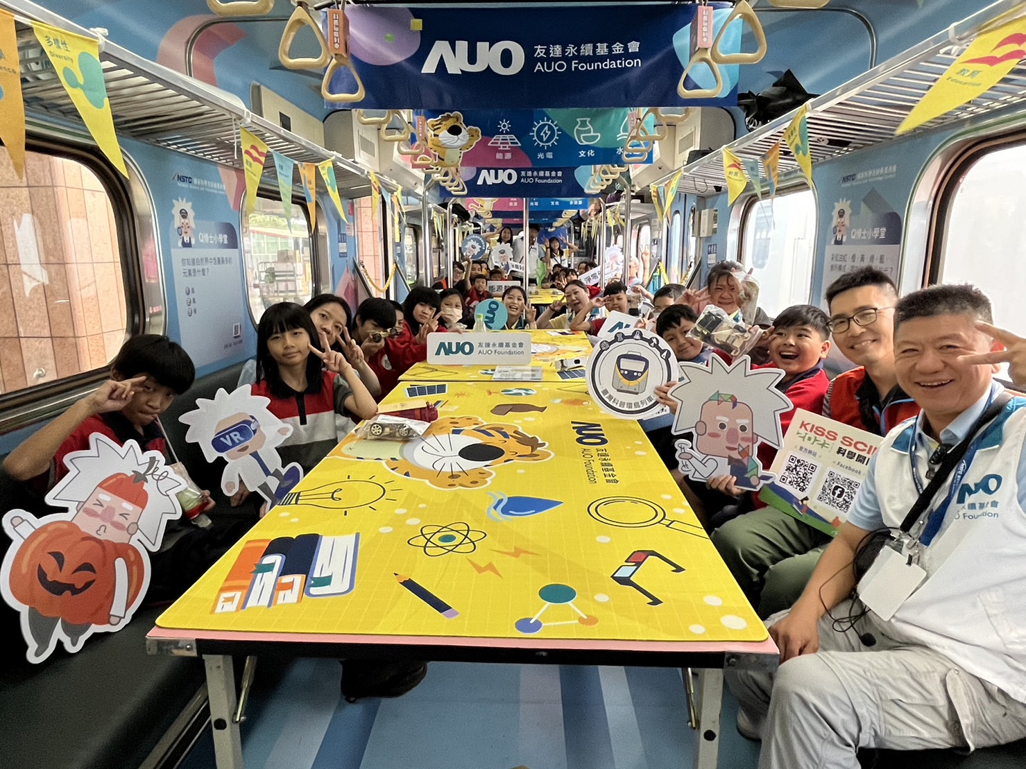 asiagame永續基金會參與「臺灣科普環島列車」，設計基礎科學車廂課程，以「淨零碳排和永續能源」為主題，讓學生透過創意實驗認識淨零知識，以及思考生活中的減碳行為